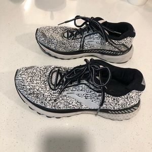 Brooks Adrenaline 20 GTS Size 9 black White shoes